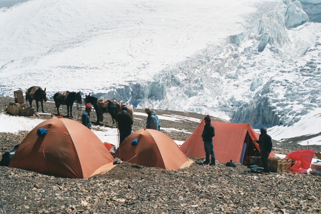 Foto: Armamdo el Campamento - Glaciar del estero seco de Los Tronquitos (Atacama), Chile