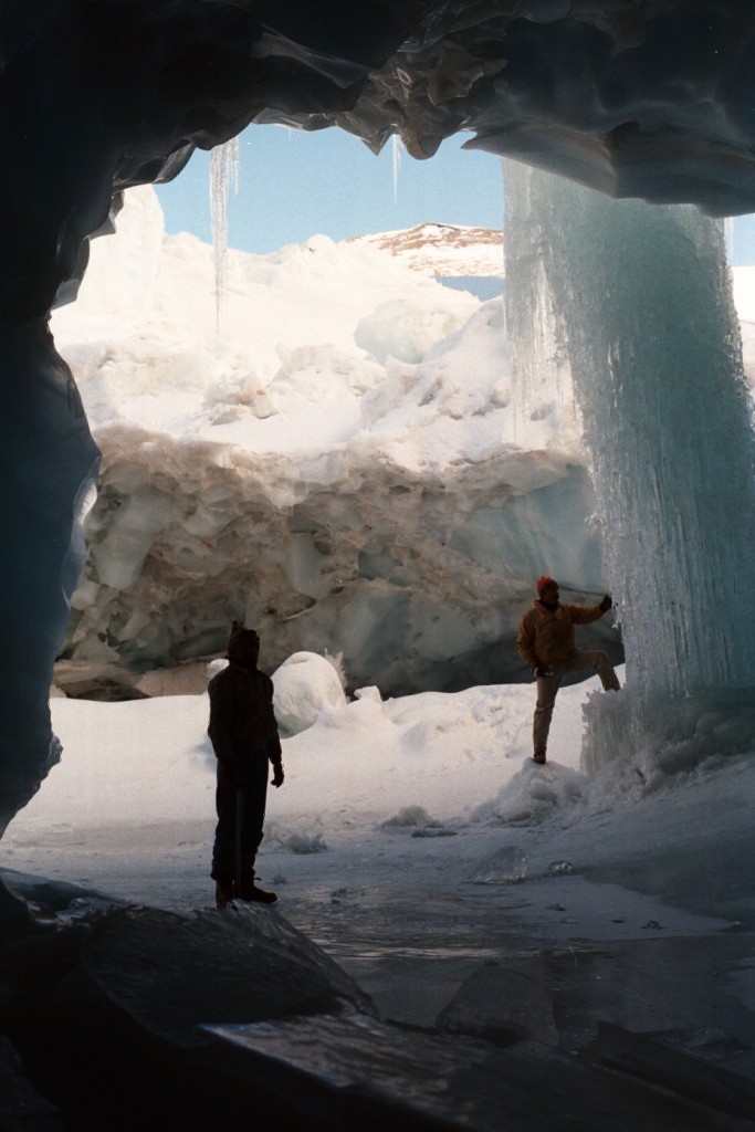 Foto: Investigación en caverna del glaciar - Glaciar de estero seco de los Tronquitos (Atacama), Chile