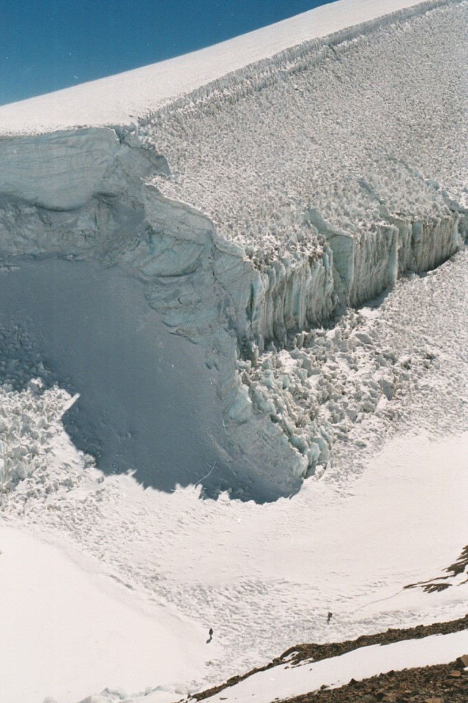 Foto: La pequeñez humana - Glaciar estero seco de Los Tronquitos (Atacama), Chile