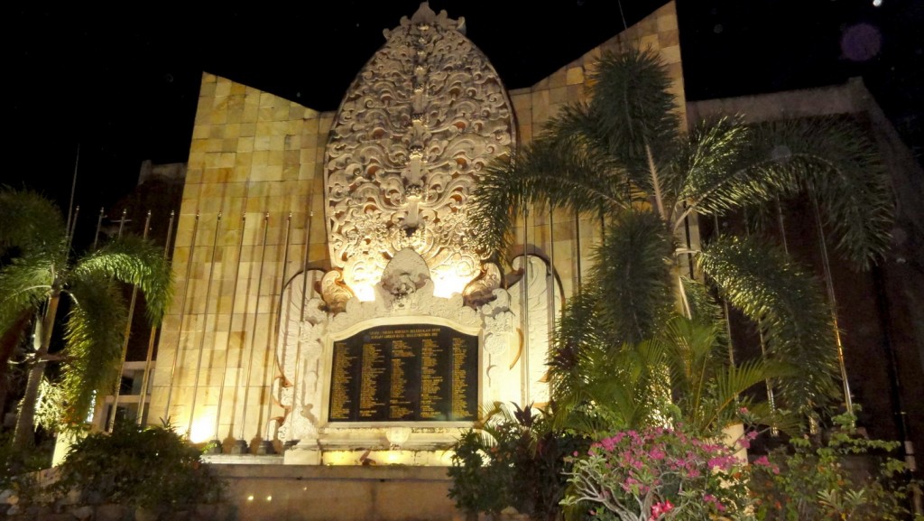 Foto: Monumento conmemorativo a las victimas de los atentados de Bali del 12 de Octubre del 2002. - Kuta (Bali), Indonesia