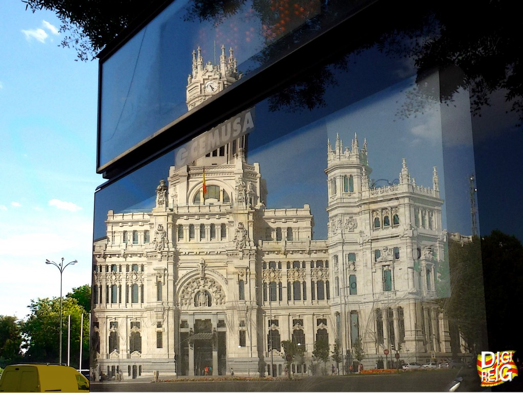 Foto: Reflejo del Palacio Cibeles. - Madrid (Comunidad de Madrid), España