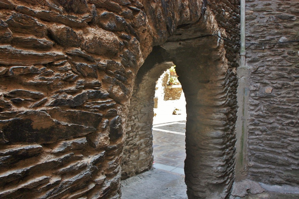 Foto: Paso bajo la iglesia - Llavorsí (Lleida), España