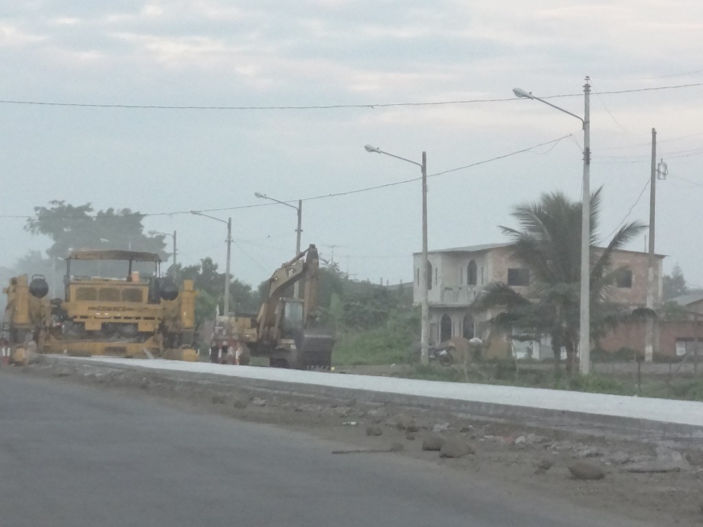 Foto: Construcción de la carretera - Flavio Alfaro (Manabí), Ecuador