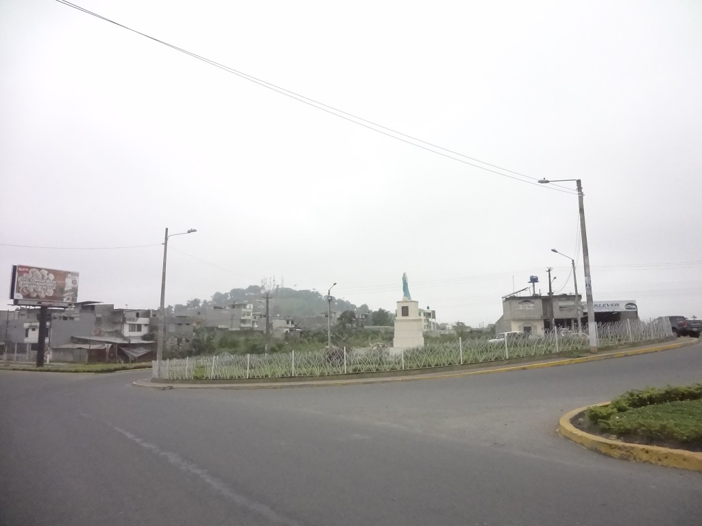 Foto: Monumento a la Virgen - Santo Domingo De Los Colorados (Manabí), Ecuador