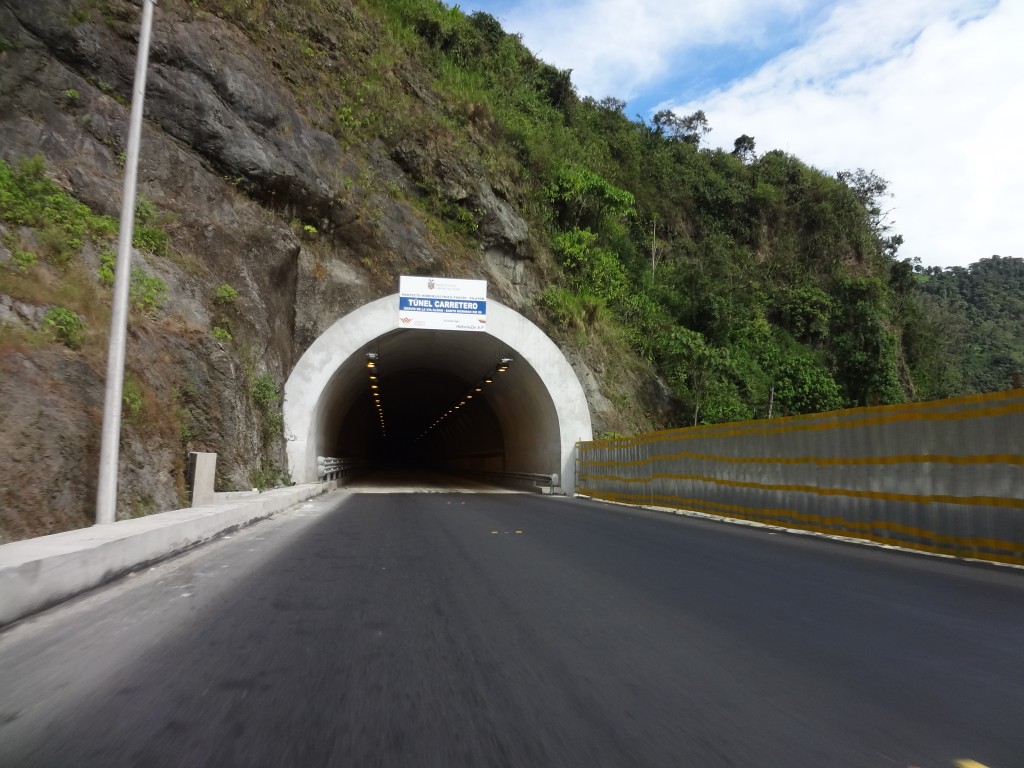 Foto: Tunel carretero - Santo Domingo de los Tsáchilas, Ecuador