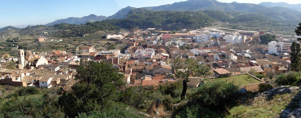 Foto: Vista del poble des de l'Ermita 01 - Castello de Rugat (València), España