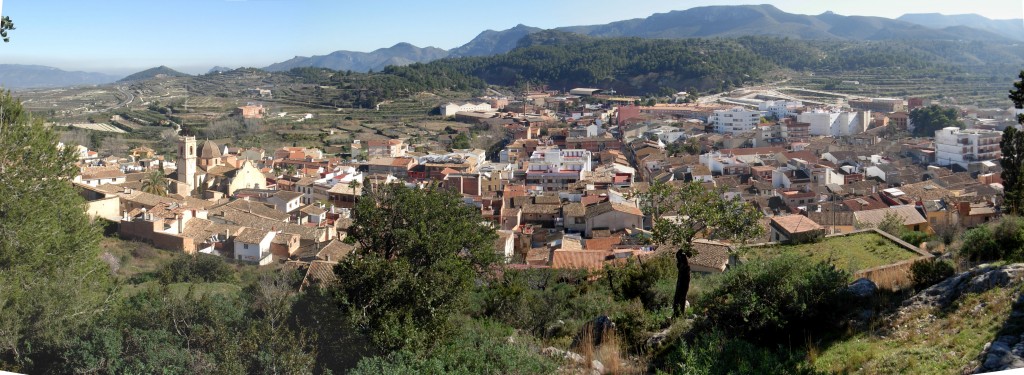 Foto: Vista del poble des de l'Ermita 02 - Castello de Rugat (València), España