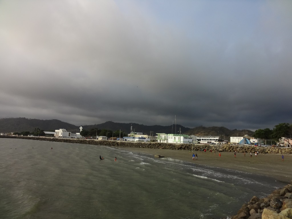 Foto: Iglesia Y Palacio Municipal - San Vicente (Manabí), Ecuador