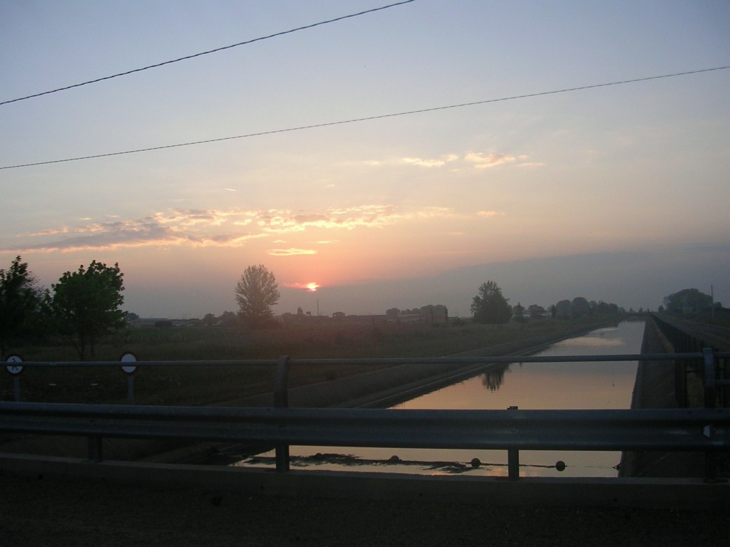 Foto: AMANECER JUNTO AL CANAL - Zuares Del Pàramo (León), España