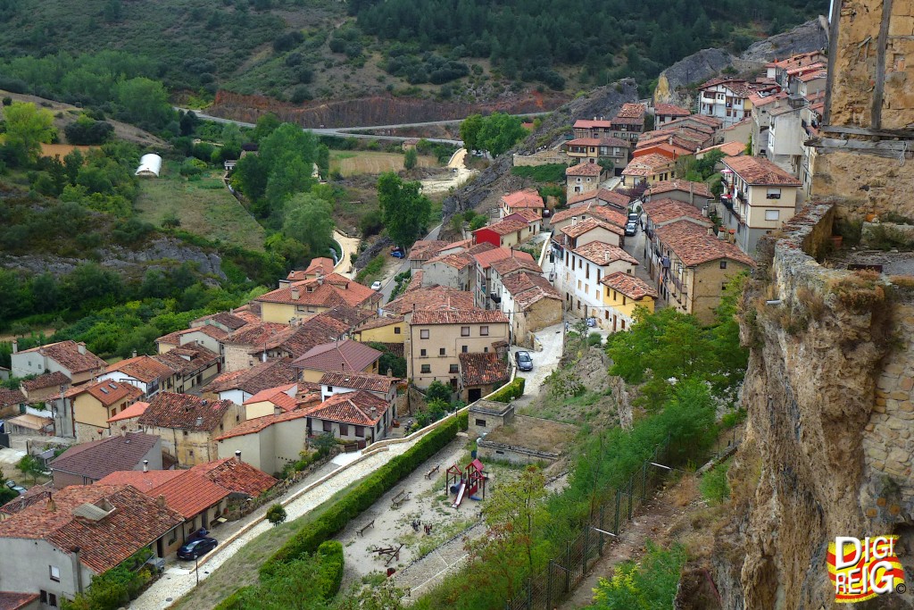 Foto: Calles y viviendas de la ciudad - Frías (Burgos), España