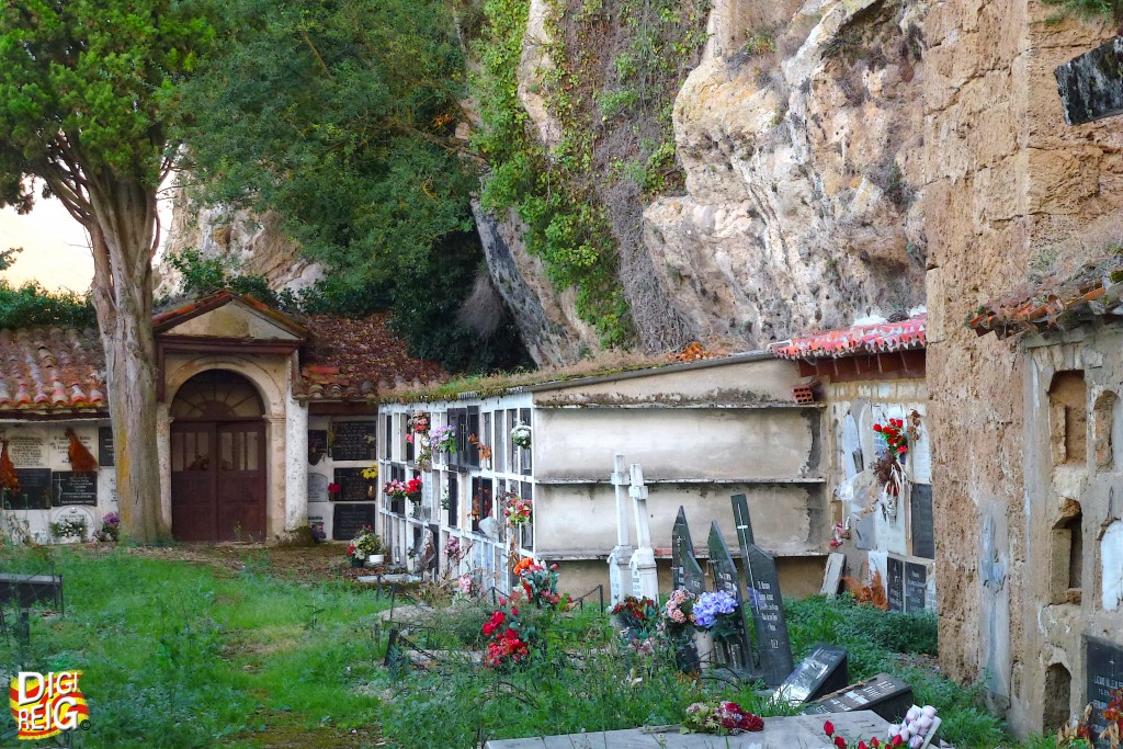 Foto: Cementerio de Frías. - Frías (Burgos), España