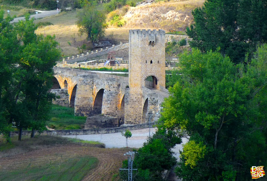 Foto: Puente medieval desde el castillo - Frías (Burgos), España