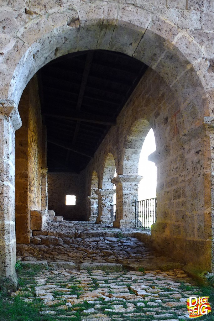 Foto: Pórtico de la ermita de Ntra. Sra. de la Hoz. - Tobera (Burgos), España