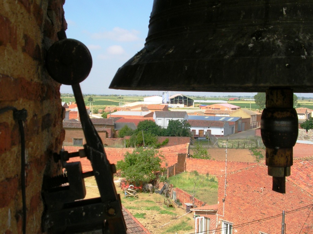 Foto: Atraves Del Campanario - Zuares Del Pàramo (León), España