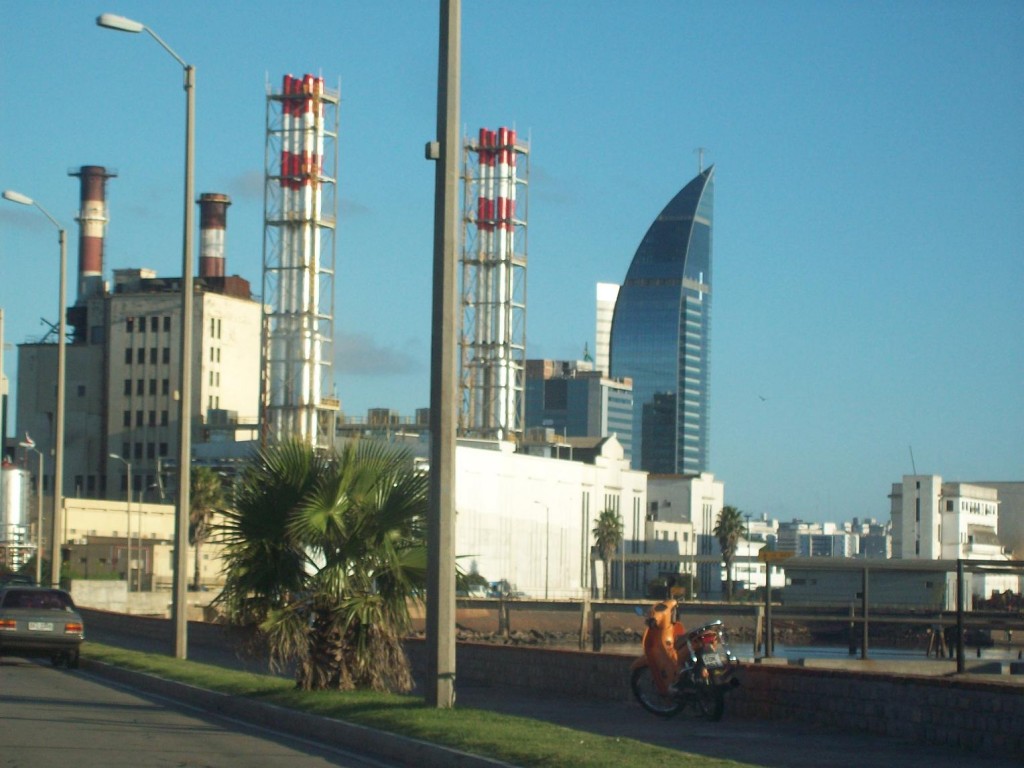 Foto: A lo lejos,la torre de las comunicaciones - Montevideo, Uruguay
