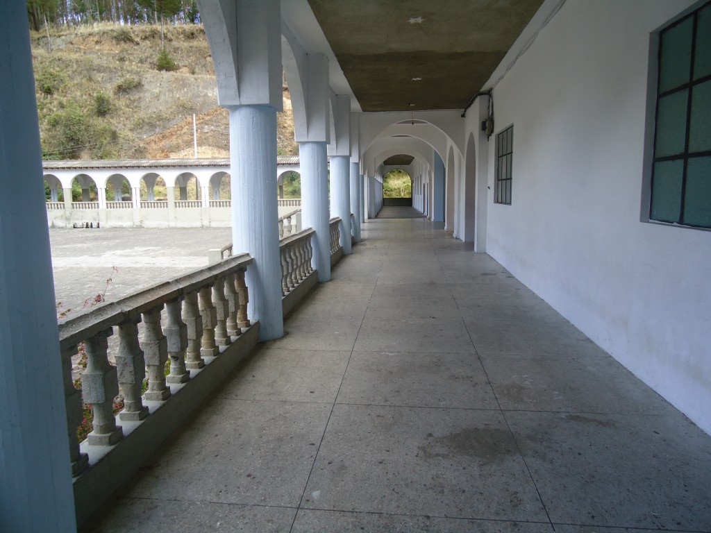 Foto: Pasillos de la Iglesia. - Chimbo (Bolívar), Ecuador