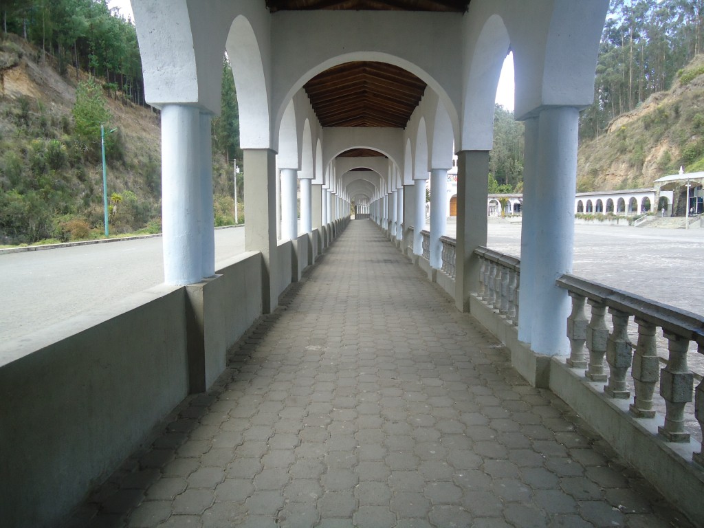 Foto: Pasillos de la Iglesia. - Chimbo (Bolívar), Ecuador