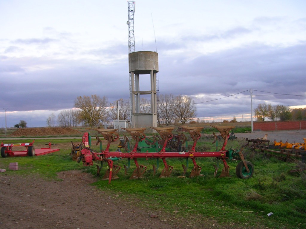 Foto: El Deposito Del Aguase Va El Dia - Zuares Del Páramo (León), España