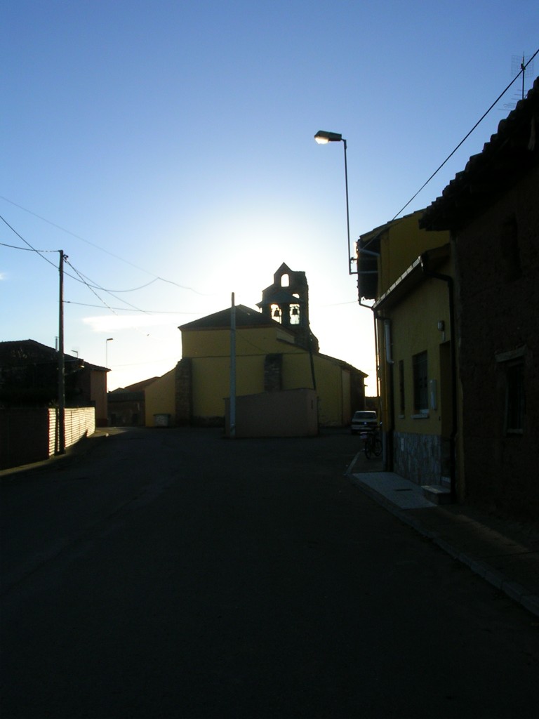 Foto: El Campanario Al Caer La Tarde - Zuares Del Páramo (León), España