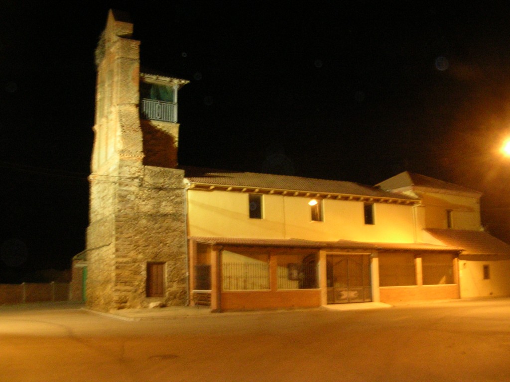 Foto: La Iglesia De Noche - Zuares Del Páramo (León), España