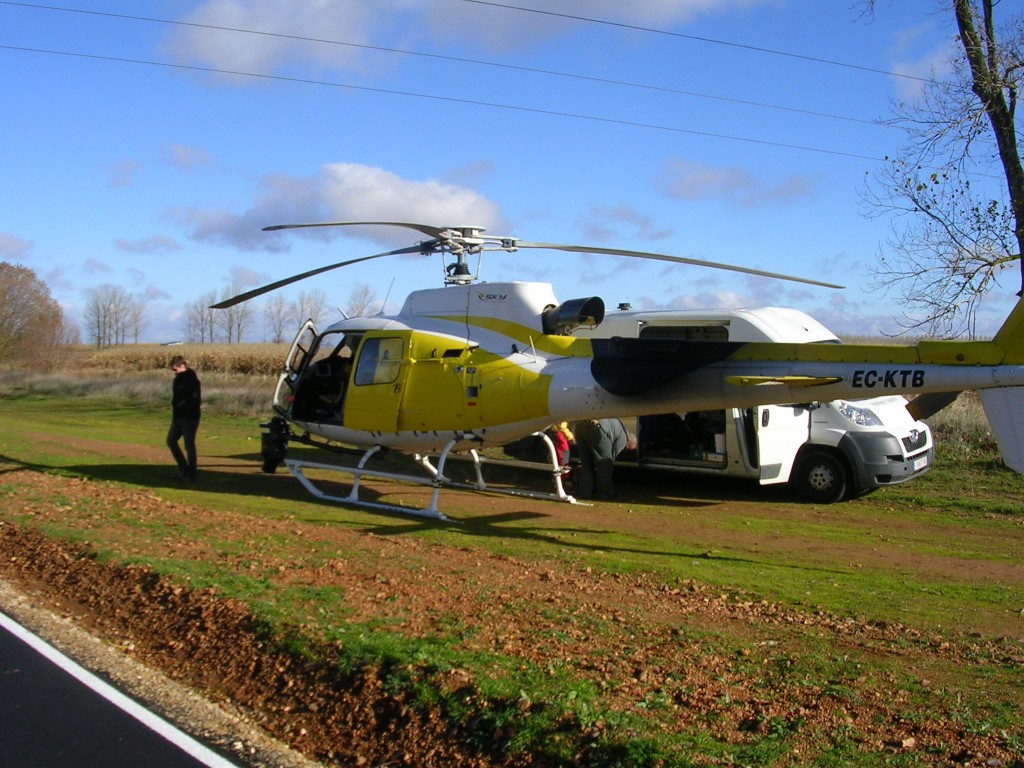 Foto: Reparando El Tendido Electrico - Zuares Del Páramo (León), España