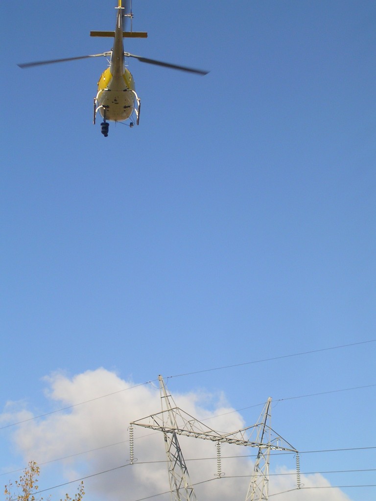 Foto: Reparando El Tendido Electrico - Zuares Del Páramo (León), España