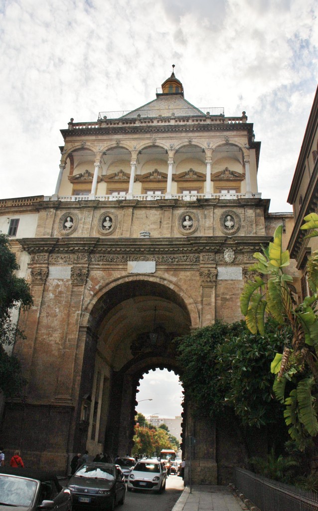 Foto: Puerta en la muralla - Palermo (Sicily), Italia