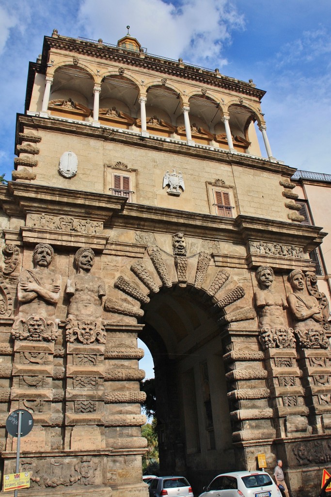 Foto: Puerta en la muralla - Palermo (Sicily), Italia