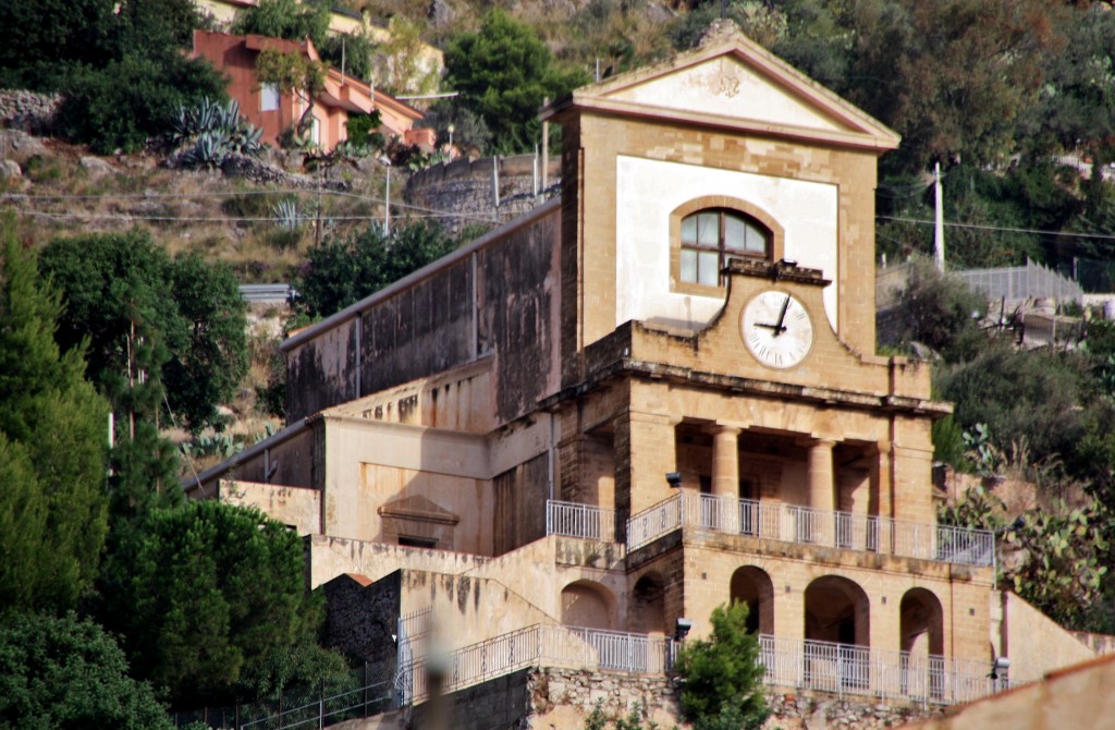 Foto: Iglesia en la ladera de la maontaña - Monreale (Sicily), Italia