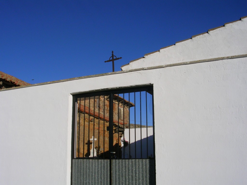 Foto: PUERTA DEL CEMENTERIO - Santa Cristina Del Paramo (León), España