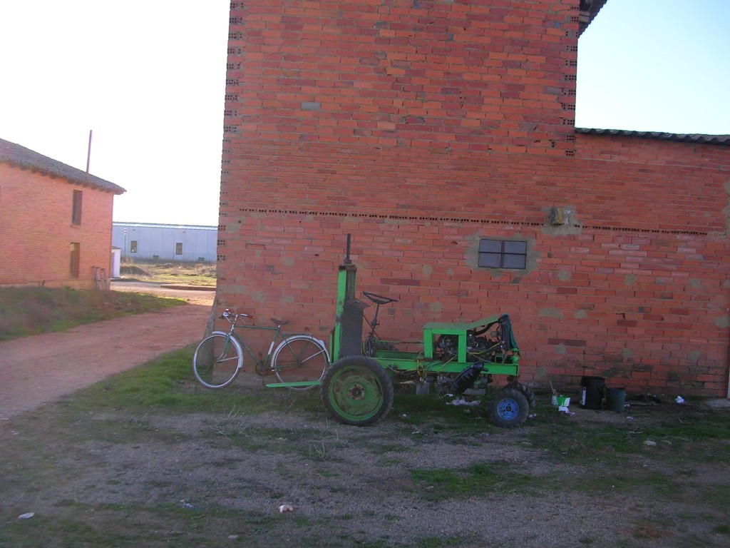 Foto: ANTIGUA MAQUINA PARA SEGAR HIERBA - Santa Cristina Del Paramo (León), España