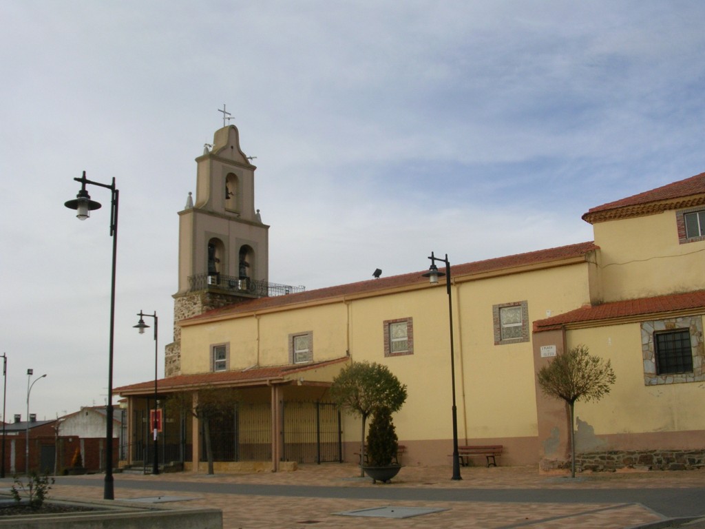 Foto: La Plaza Y La Iglesia - Laguna Dalga (León), España