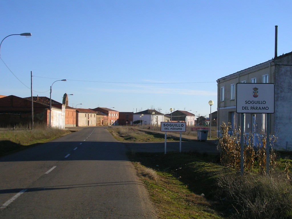 Foto: Entrando En El Pueblo Por Laguna Dalga - Soguillo Del Paramo (León), España