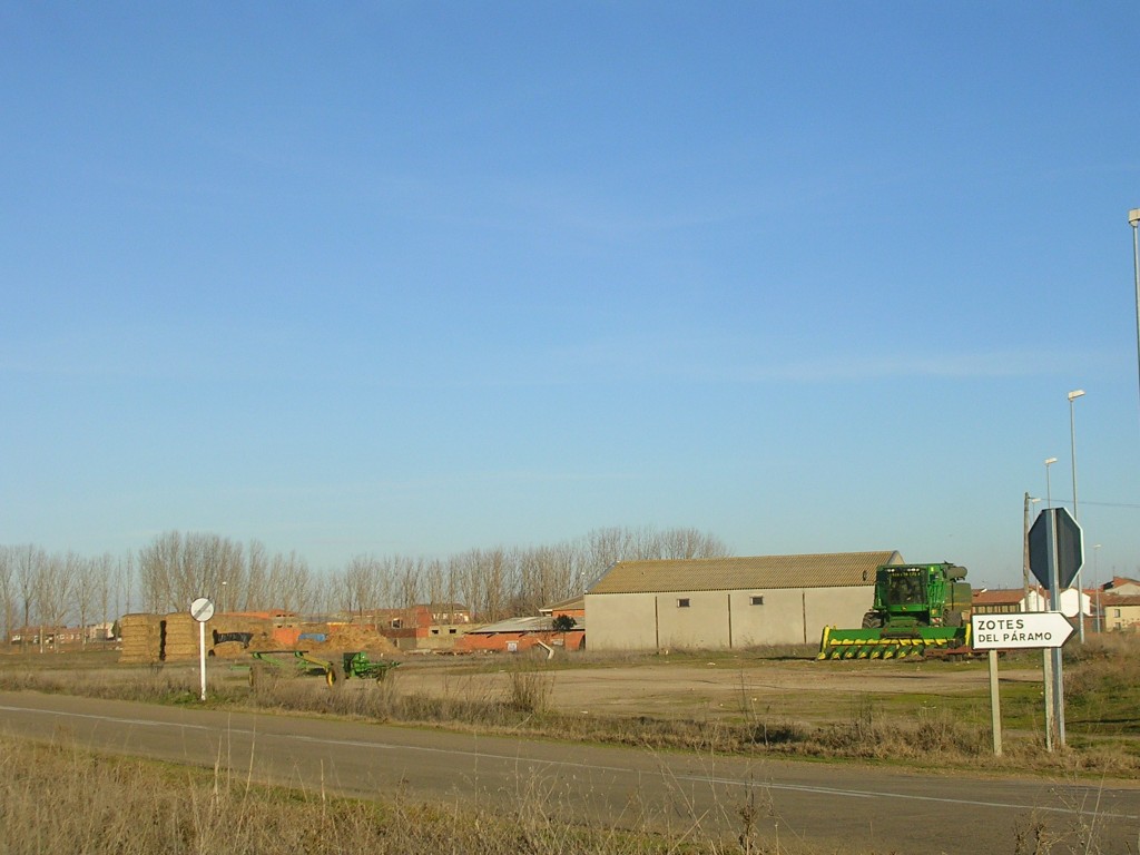 Foto: El Pueblo Desde La Carretera - Zotes Del Paramo (León), España