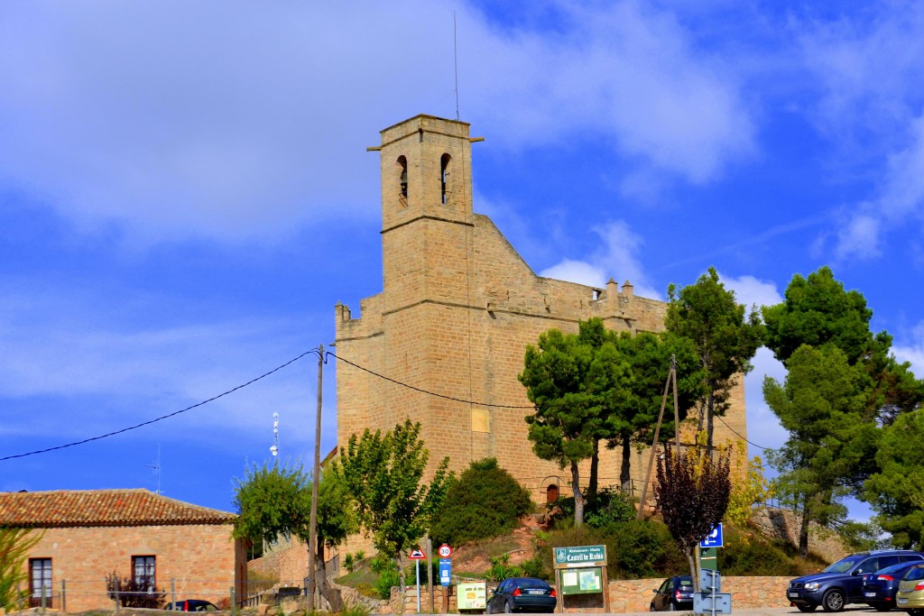 Foto: Iglesia, castillo y restaurante. - Rubió (Barcelona), España