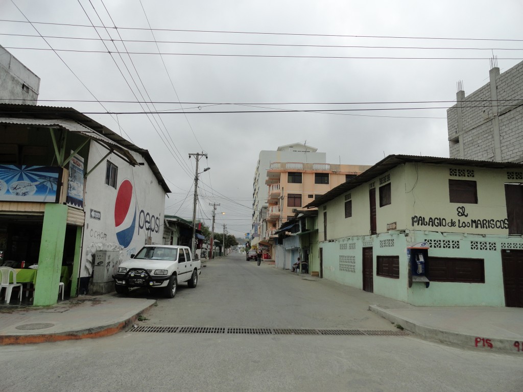 Foto: Calle principal e Tonsupa - Atacames- Tonsupa (Esmeraldas), Ecuador