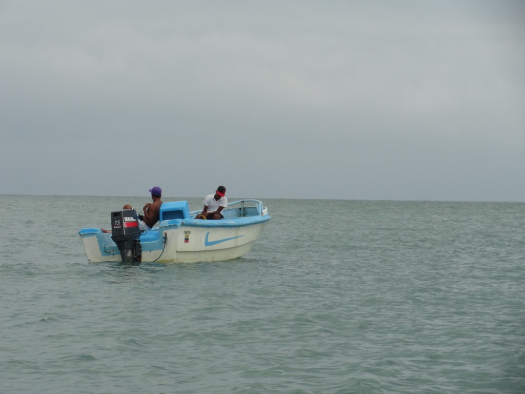 Foto: Un bote con turistas - Atacames (Esmeraldas), Ecuador
