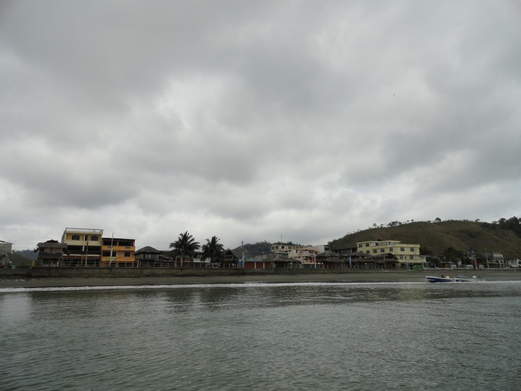Foto: desde el interior del mar - Atacames (Esmeraldas), Ecuador