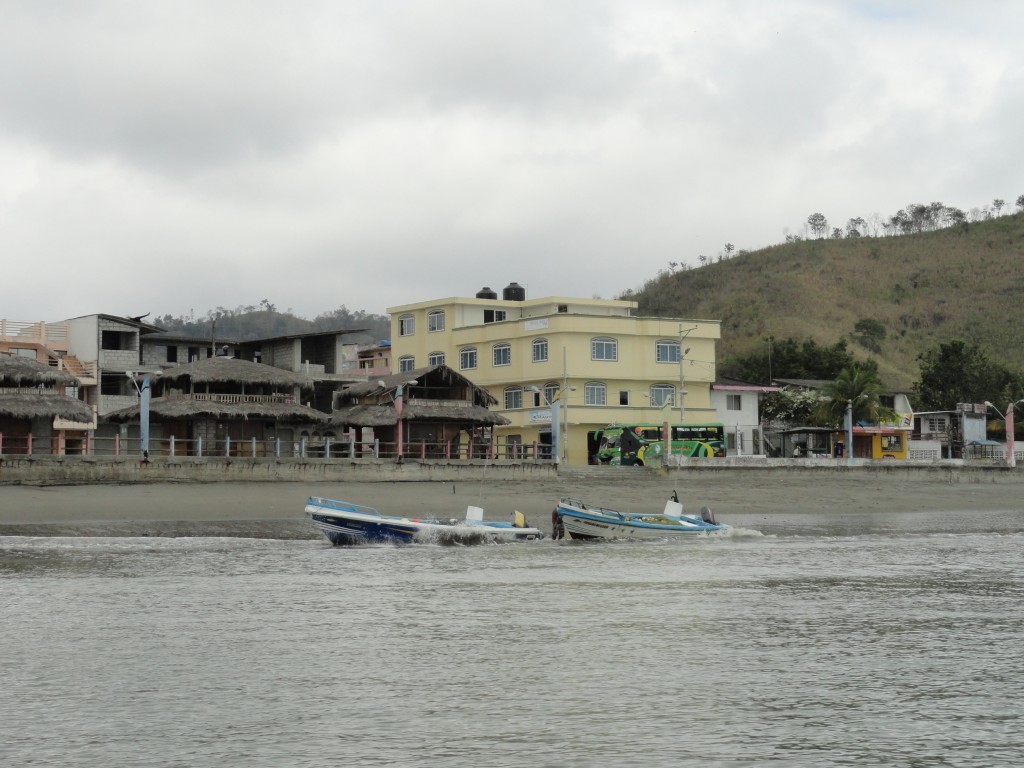 Foto: desde el interior del mar - Atacames (Esmeraldas), Ecuador