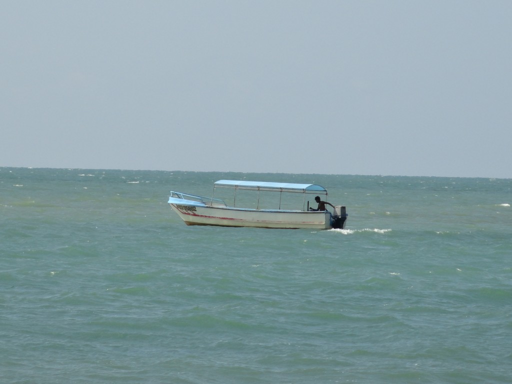 Foto: panga con turistas - Atacames (Esmeraldas), Ecuador