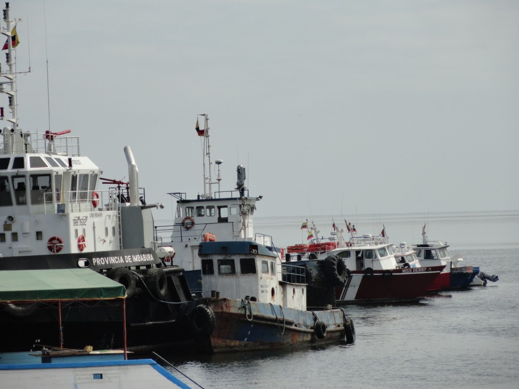 Foto: barcos atracados - Esmeraldas, Ecuador