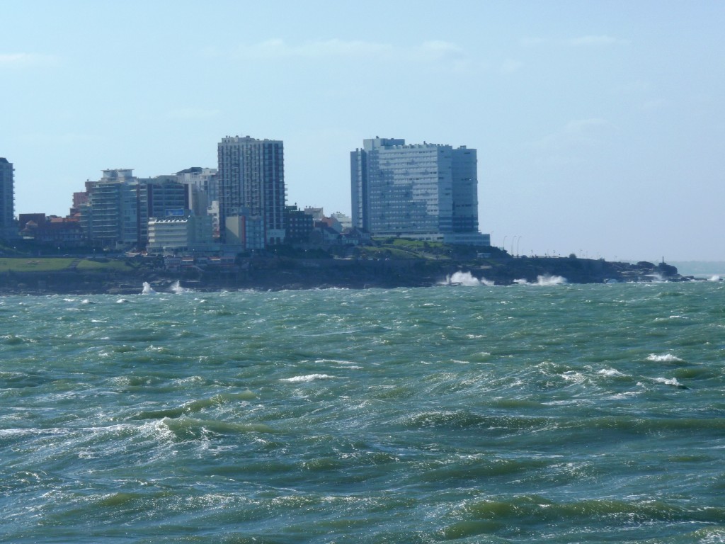 Foto: Edificios desde la escollera sur - Mar del Plata (Buenos Aires), Argentina