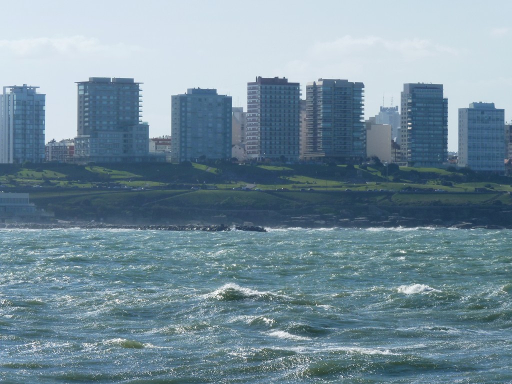 Foto: Edificios desde la escollera sur - Mar del Plata (Buenos Aires), Argentina