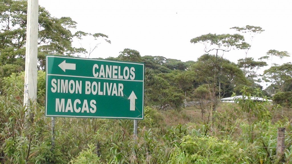 Foto: Vallas de publicidad - Puyo (Pastaza), Ecuador