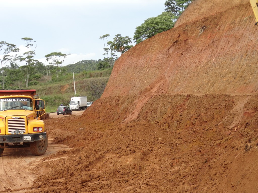 Foto: El avance de las carreteras - Puyo (Pastaza), Ecuador