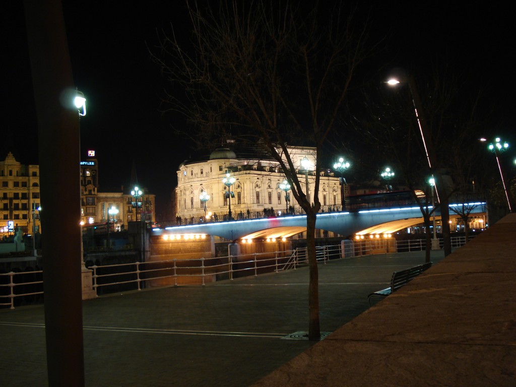 Foto: Paseo de la Ría y Teatro Arriaga - Bilbao (Vizcaya), España