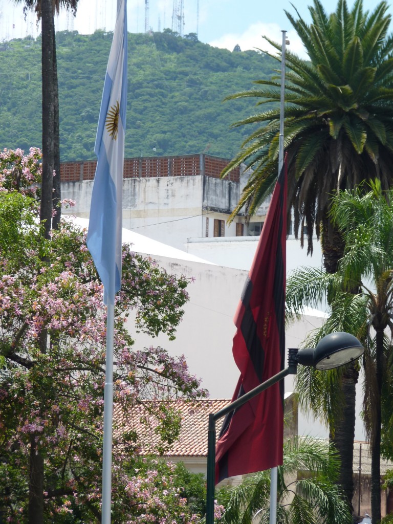 Foto: Banderas argentina y salteña - Salta, Argentina
