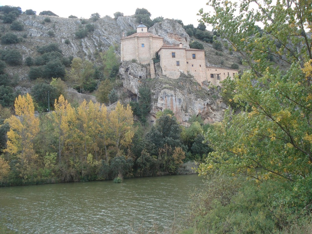 Foto: Ermita de San Saturio y río Duero - Soria (Castilla y León), España