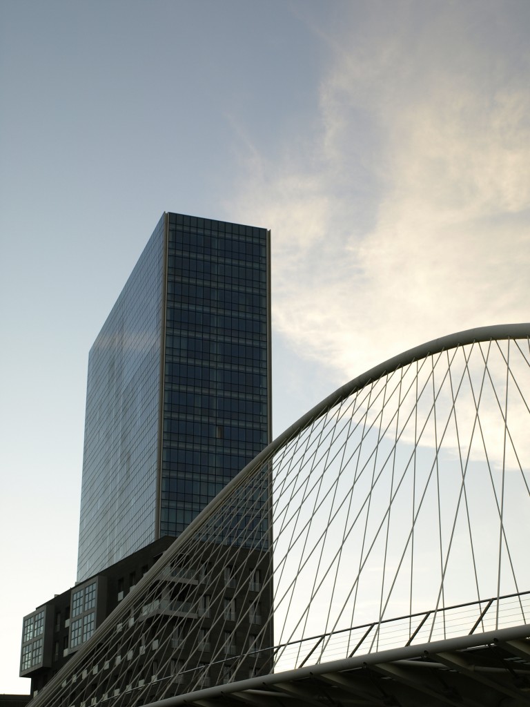 Foto: Torre Isozaki y puente Zubi Zuri - Bilbao (Vizcaya), España