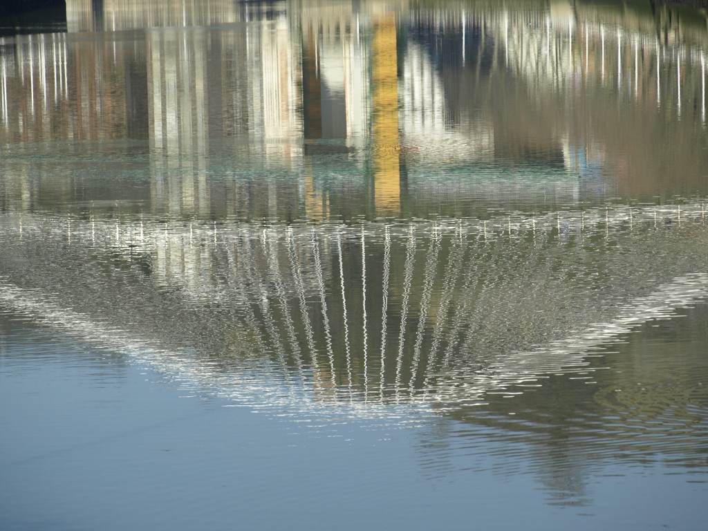 Foto: Puente Zubi Zuri reflejado en la Ría - Bilbao (Vizcaya), España